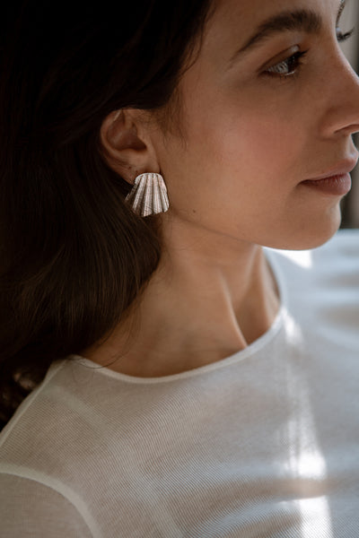 SILVER BE SHELL EARRINGS