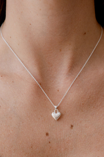 PETITE SILVER WAVY HEART NECKLACE – PYAR