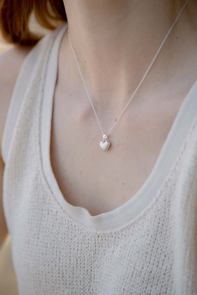 PETITE WAVY HEART NECKLACE AND MINI STUD EARRINGS SET