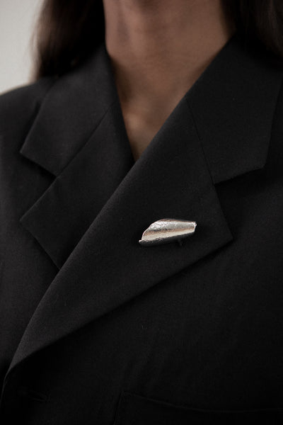 THE SEEKER SHELL BROOCH SILVER