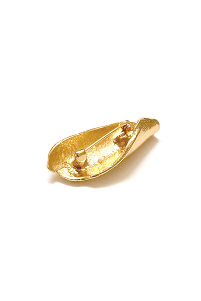 THE SEEKER SHELL BROOCH GOLD