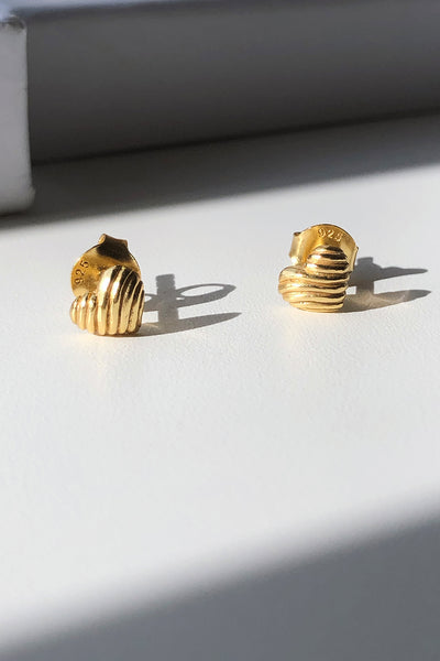 MINI GOLD WAVY HEART STUD EARRINGS
