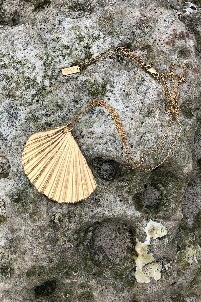 LOVE SHELL NECKLACE GOLD – PYAR