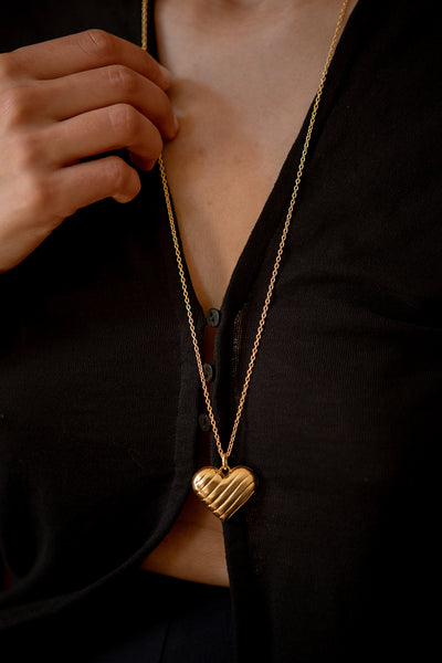 GOLD JUMBO WAVY HEART LOCKET NECKLACE