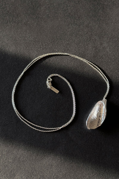 THE SEEKER SHELL LONG NECKLACE SILVER