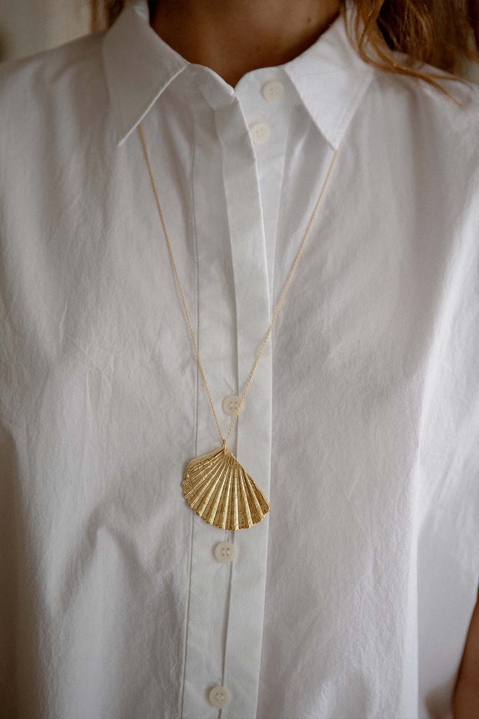 LOVE SHELL NECKLACE GOLD – PYAR