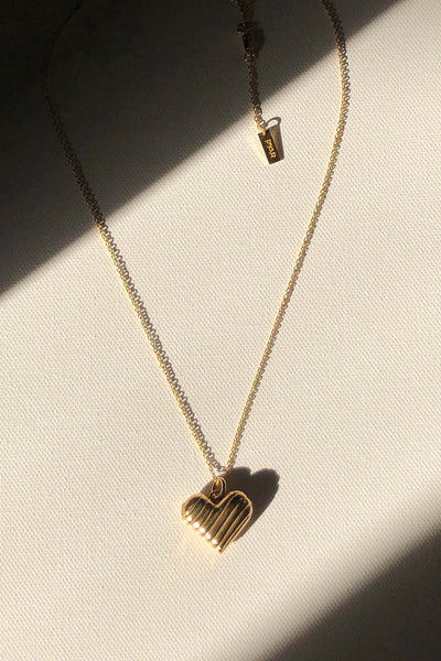 MEDIUM WAVY HEART LOCKET NECKLACE