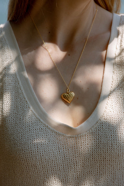 MEDIUM WAVY HEART LOCKET NECKLACE